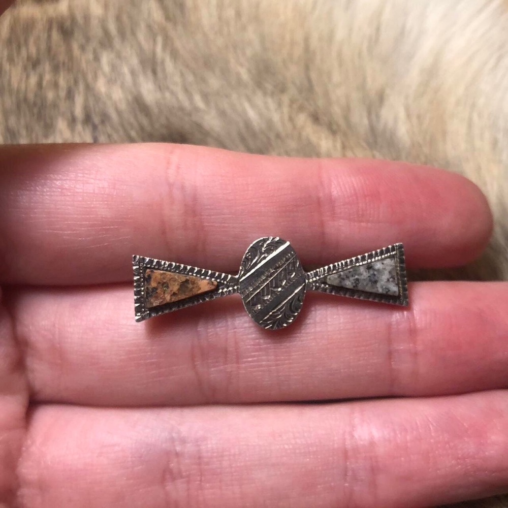 Antique English 1882 Joseph Cook & Sons Victorian engraved agate bow pin